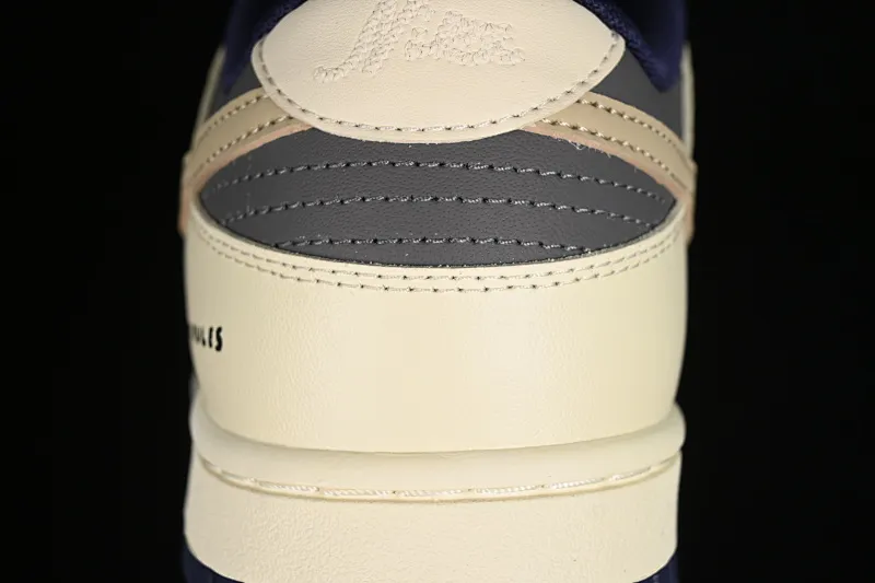 All Categories Nk SB Dunk Series Nk SB Dunk Low Low-top sneakers Nk Dunk Low Ami Khaki Chestnut Heart SB low-top casual sneakers FV8106-361